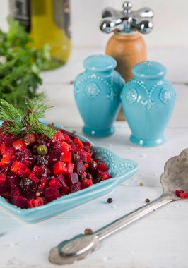 Haşlanmış sebzeli salata, salatalık turşusu, lahana turşusu ve beyaz üzerine izole edilmiş konserve yeşillikler. Geleneksel Rus yemeği. Vejetaryen yemeği..