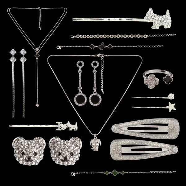 Siyah Arka Planda Bir Mücevher Seti Küpeler Saç Tokaları Zincirler — Stok fotoğraf