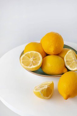 Citrus arka planı, kasede limon. Beyaz arkaplanda limon temalı üst görünüm.