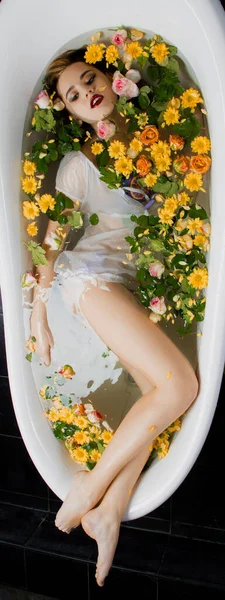 Bovenaanzicht Van Een Sexy Vrouw Lingerie Een Bad Met Bloemen — Stockfoto
