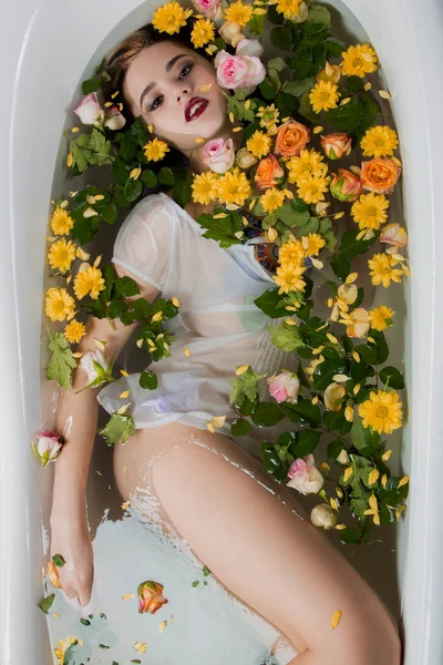 Bovenaanzicht Van Een Sexy Vrouw Lingerie Een Bad Met Bloemen — Stockfoto