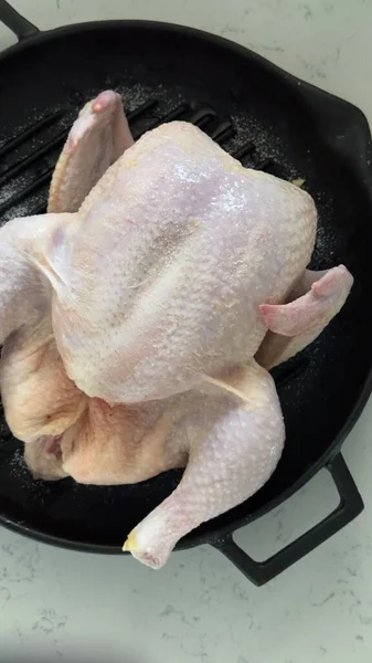 Nyers Szabadtartású Csirke Egy Fekete Konyhai Grillsütőben Szürke Háttér Kilátás — Stock Fotó