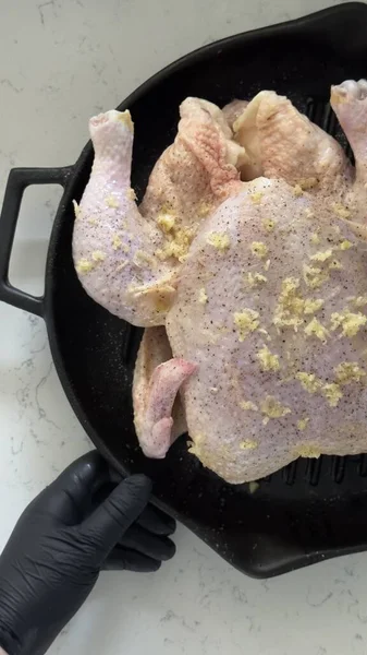 Seluruh Mentah Ayam Kisaran Bebas Dalam Panci Panggangan Dapur Hitam — Stok Foto
