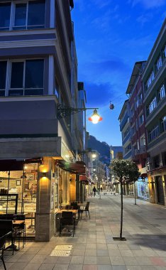 Cafe ve restoran masaları olan bir sokak. Caddedeki restoran masaları. Türkiye 'de sokak kafesi.