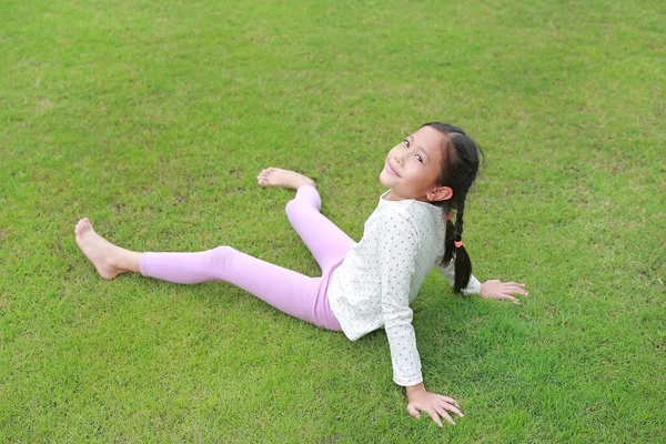 Uśmiechnięte Azjatyckie Dziecko Leżące Zielonym Trawniku Ogrodzie Kid Leży Trawie — Zdjęcie stockowe