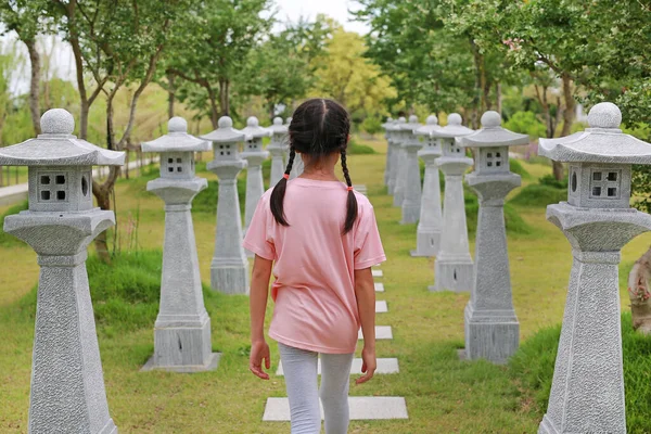Chica Asiática Caminando Jardín Japonés Vista Trasera —  Fotos de Stock