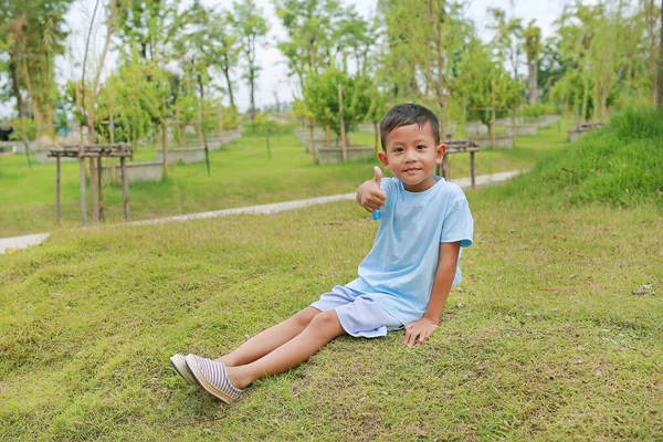 Anak Laki Laki Asia Kecil Menunjukkan Ibu Jari Dan Melihat — Stok Foto