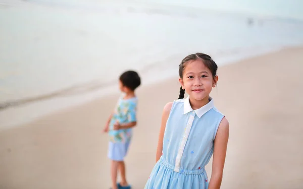Портрет Счастливого Азиатского Ребенка Песчаном Пляже — стоковое фото