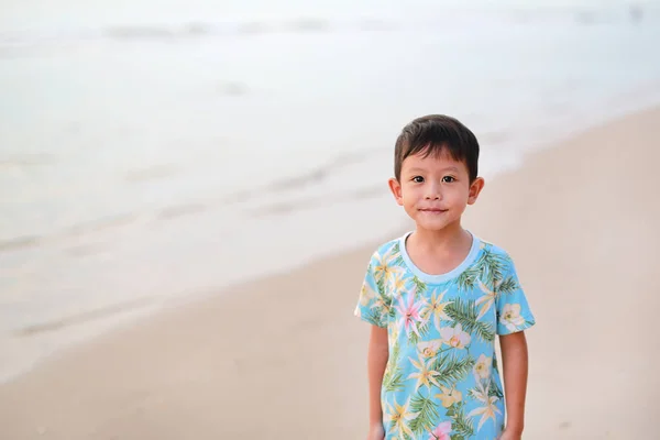 Retrato Sorridente Menino Asiático Praia Areia — Fotografia de Stock