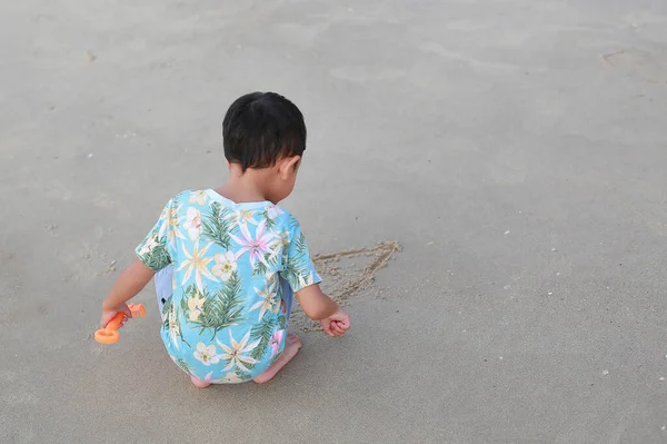 Küçük Asyalı Çocuk Kumsalda Oyun Oynuyor Yazıyor — Stok fotoğraf