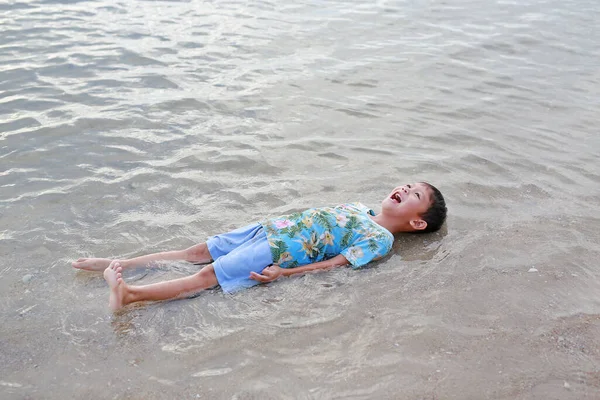 Asiatisk Liten Pojke Skrattar Och Njuta Att Ligga Havet — Stockfoto