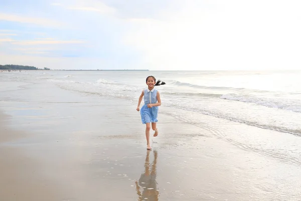 Boldog Ázsiai Fiatal Lány Gyerek Szórakozás Futó Trópusi Homokos Strandon — Stock Fotó