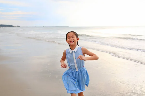 Porträt Eines Jungen Asiatischen Mädchens Das Bei Sonnenaufgang Tropischen Sandstrand — Stockfoto