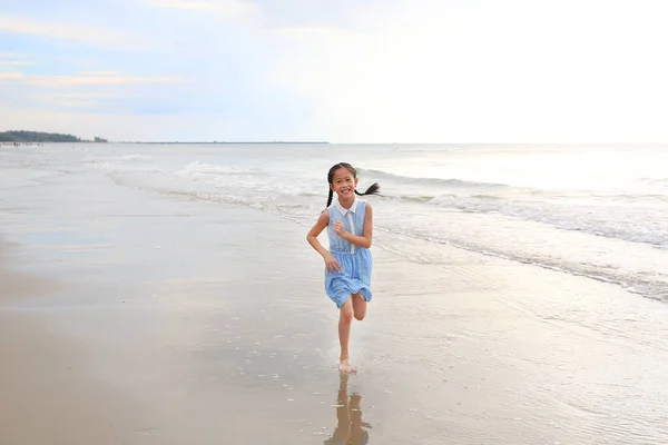 Vidám Ázsiai Fiatal Lány Gyermek Szórakozás Futó Trópusi Homokos Strandon — Stock Fotó