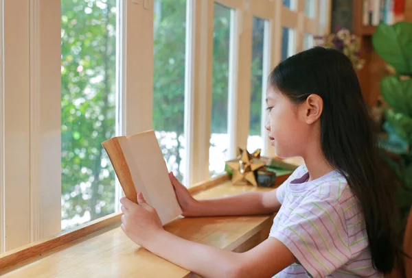 Aziatisch Meisje Kind Casual Kleding Het Lezen Van Een Boek — Stockfoto