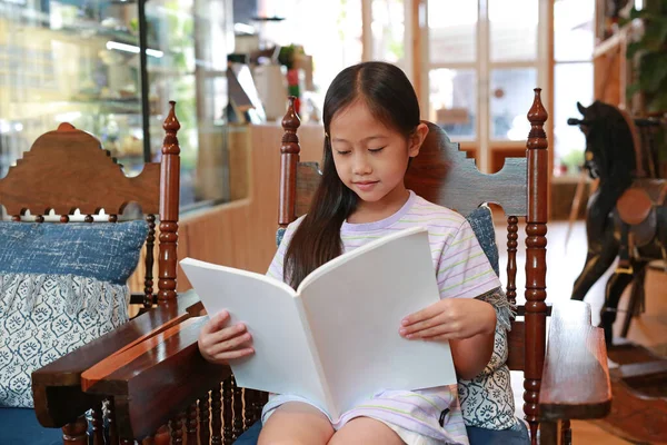 Aziatisch Jong Meisje Kind Het Lezen Van Een Boek Terwijl — Stockfoto