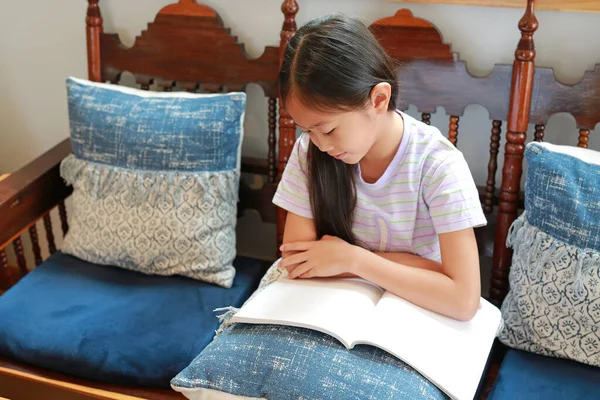 Aziatisch Meisje Het Lezen Van Een Boek Terwijl Zitten Hout — Stockfoto
