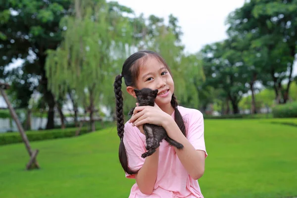 Menina Asiática Mostrar Seu Gatinho Jardim — Fotografia de Stock