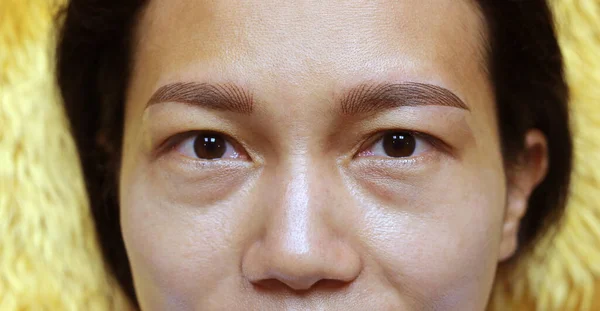 Close Mulher Asiática Com Sobrancelhas Tatuagem Maquiagem Permanente Por Cosmetologista — Fotografia de Stock