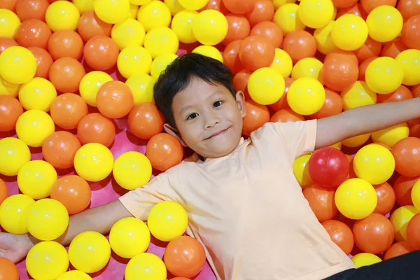 Happy Azjatyckie Dziecko Bawiące Się Kolorowe Plastikowe Piłki Plac Zabaw — Zdjęcie stockowe