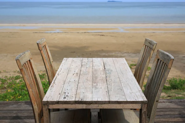 Κενό Ξύλινο Τραπέζι Και Καρέκλες Κοντά Στην Παραλία — Φωτογραφία Αρχείου