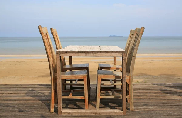 Mesa Madeira Vazia Cadeiras Perto Praia — Fotografia de Stock