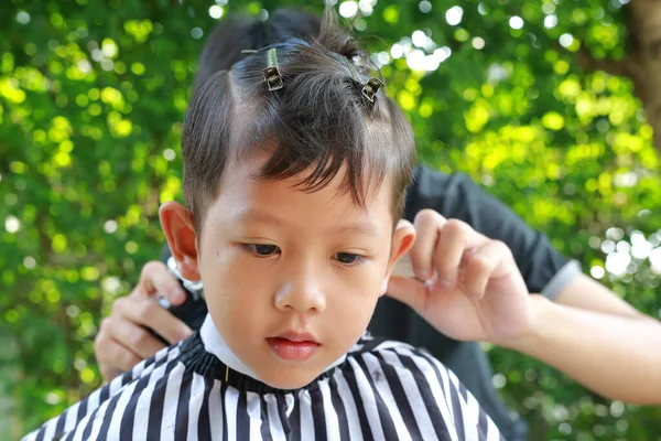 Asyalı Çocuk Bahçede Kuaför Makinesinde Kesilmiş — Stok fotoğraf