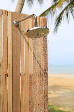 Bahçede akan sular varken dışarıda duş almak..