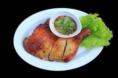 Kızarmış tavuk budu ve beyaz arka planda izole edilmiş baharatlı sos. Clipping yolu ile resim.