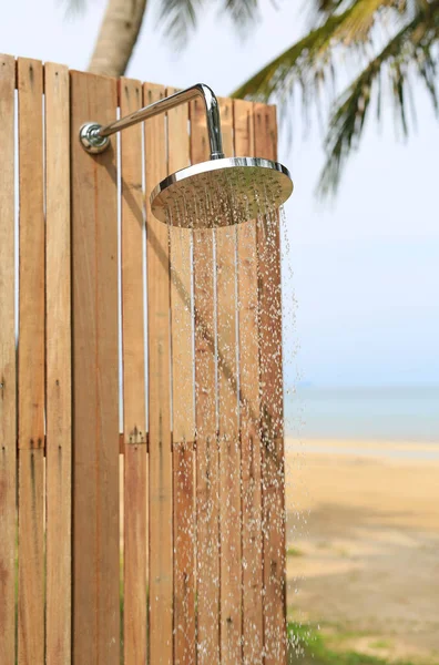 Bahçede akan sular varken dışarıda duş almak..