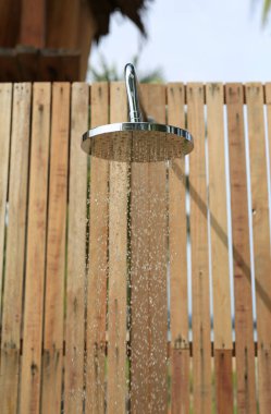 Bahçede akan sular varken dışarıda duş almak..