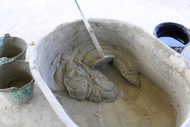 Elle karıştırılmış beton yığını kürekle.