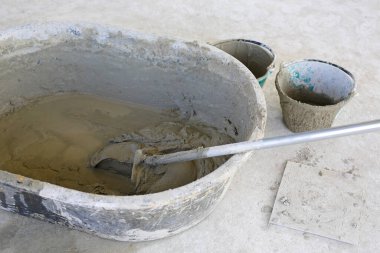 Elle karıştırılmış beton yığını kürekle.