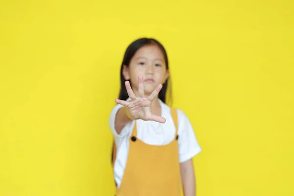 Παιδί Δείχνει Κίνηση Στοπ Κίτρινο Φόντο Παιδί Δείχνουν Παλάμη Του — Φωτογραφία Αρχείου