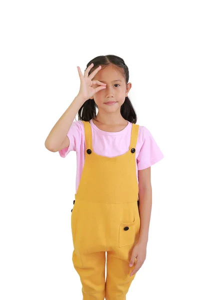 Portret Azjatyckiej Dziewczynki Palcami Wiszącej Coś Pustego Oku Odizolowanego Białym — Zdjęcie stockowe
