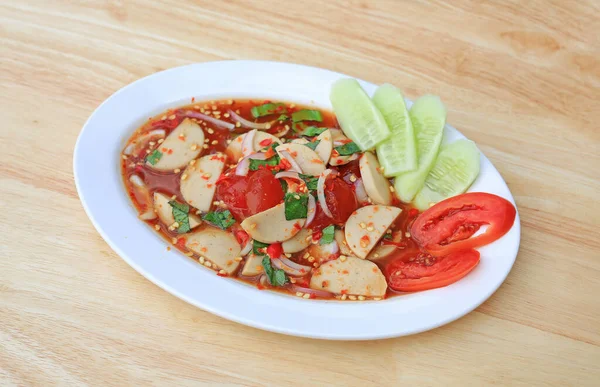 Kruidige Varkensworst Salade Witte Plaat Houten Ondergrond Thais Eten — Stockfoto