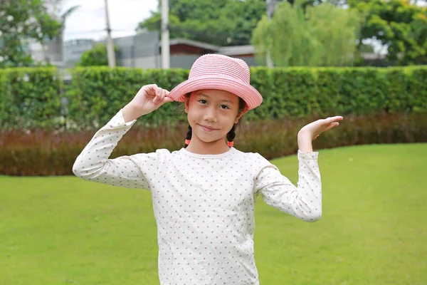 Азійська Дівчинка Стоїть Піднятою Рукою Представляє Щось Порожньому Просторі Саду — стокове фото