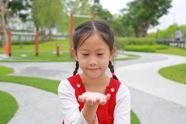 Πορτρέτο Ασιατικό Νεαρό Κορίτσι Δείχνουν Έκφραση Χέρι Κρατώντας Κάτι Ενώ — Φωτογραφία Αρχείου