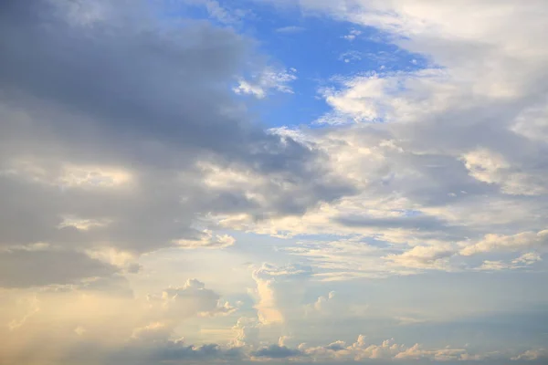 Langit Biru Dengan Latar Belakang Awan Halus Putih — Stok Foto