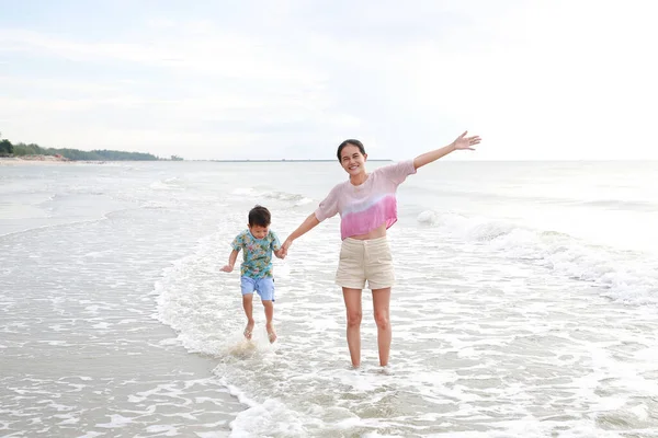 Χαρούμενη Ασιάτισσα Μαμά Και Γιος Τροπική Παραλία Κουνώντας Χέρια Χαρούμενη — Φωτογραφία Αρχείου