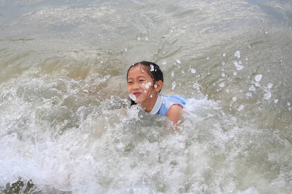 Wesoła Azjatka Młoda Dziewczyna Dziecko Cieszyć Się Fali Tropikalnej Plaży — Zdjęcie stockowe