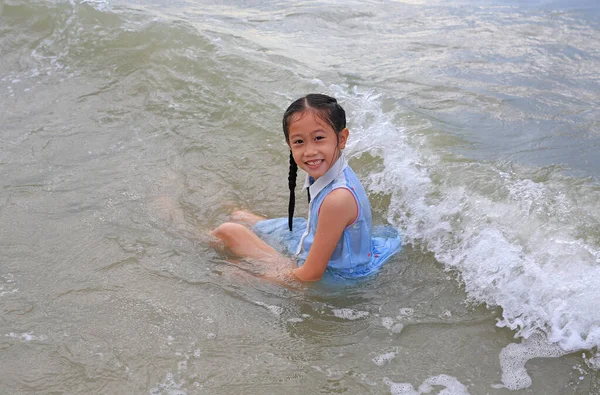 Азиатская Девушка Любит Играть Лежать Тропическом Морском Пляже — стоковое фото