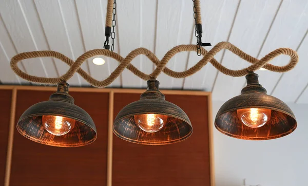 咖啡店里装饰精美的古董灯泡 — 图库照片
