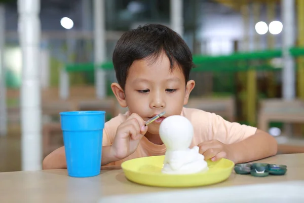 Menino Asiático Pintando Uma Boneca Com Aquarela Criança Com Atividade — Fotografia de Stock