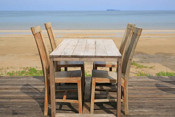 Κενό Ξύλινο Τραπέζι Και Καρέκλες Εστιατόρια Κοντά Στην Παραλία — Φωτογραφία Αρχείου