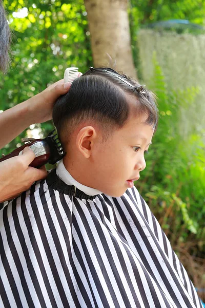 Κοπή Μαλλιά Της Ασίας Μικρό Αγόρι Clipper Μαλλιά Στον Κήπο — Φωτογραφία Αρχείου