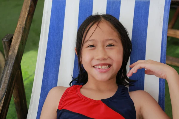 Porträt Eines Asiatischen Mädchens Badeanzug Mit Nassen Haaren Das Auf — Stockfoto