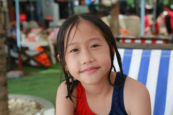 Nahaufnahme Asiatisches Mädchen Badeanzug Mit Nassen Haaren Das Auf Einem — Stockfoto
