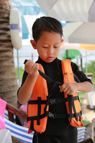 Азиатский Мальчик Спасательной Куртке Перед Игрой Бильярд Парень Спасательных Жилетах — стоковое фото