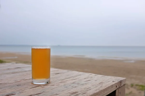 Copo Cerveja Fundo Mesa Madeira Perto Praia — Fotografia de Stock